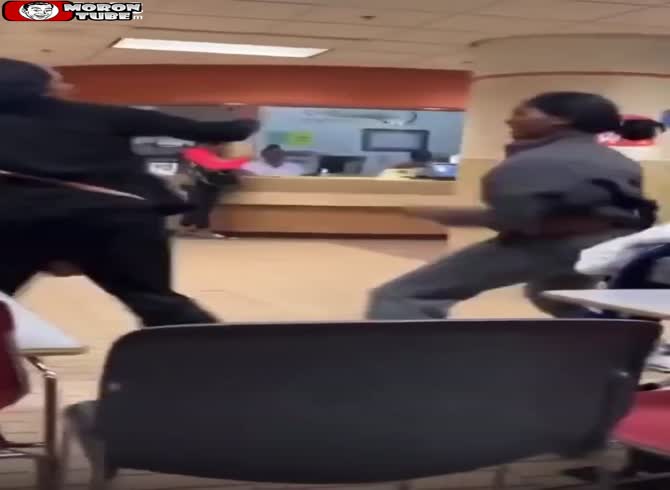 Video :She fights in the Welfare Office in front of her child